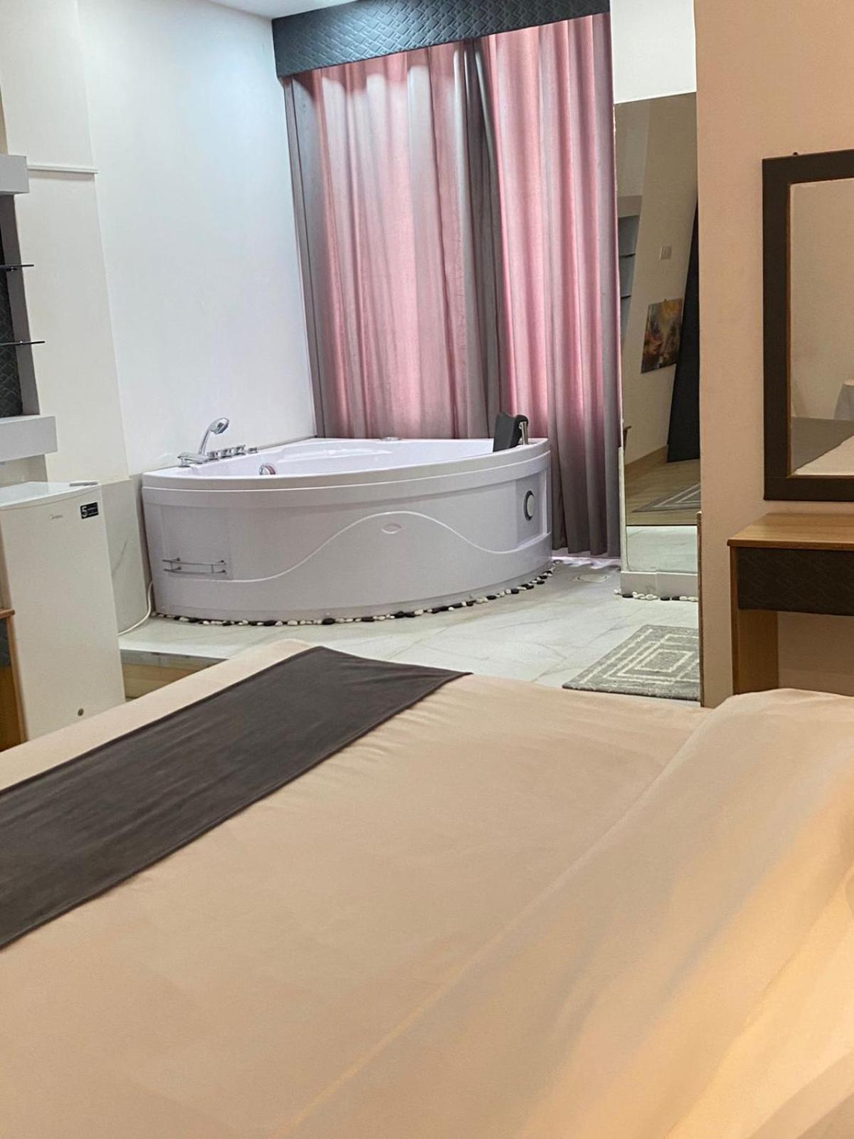 Al Hussam Hotel Apartments Rusayl Bagian luar foto